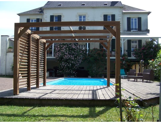 HABRITA - Pergola thermauvent en bois avec vantelles mobiles sur mur