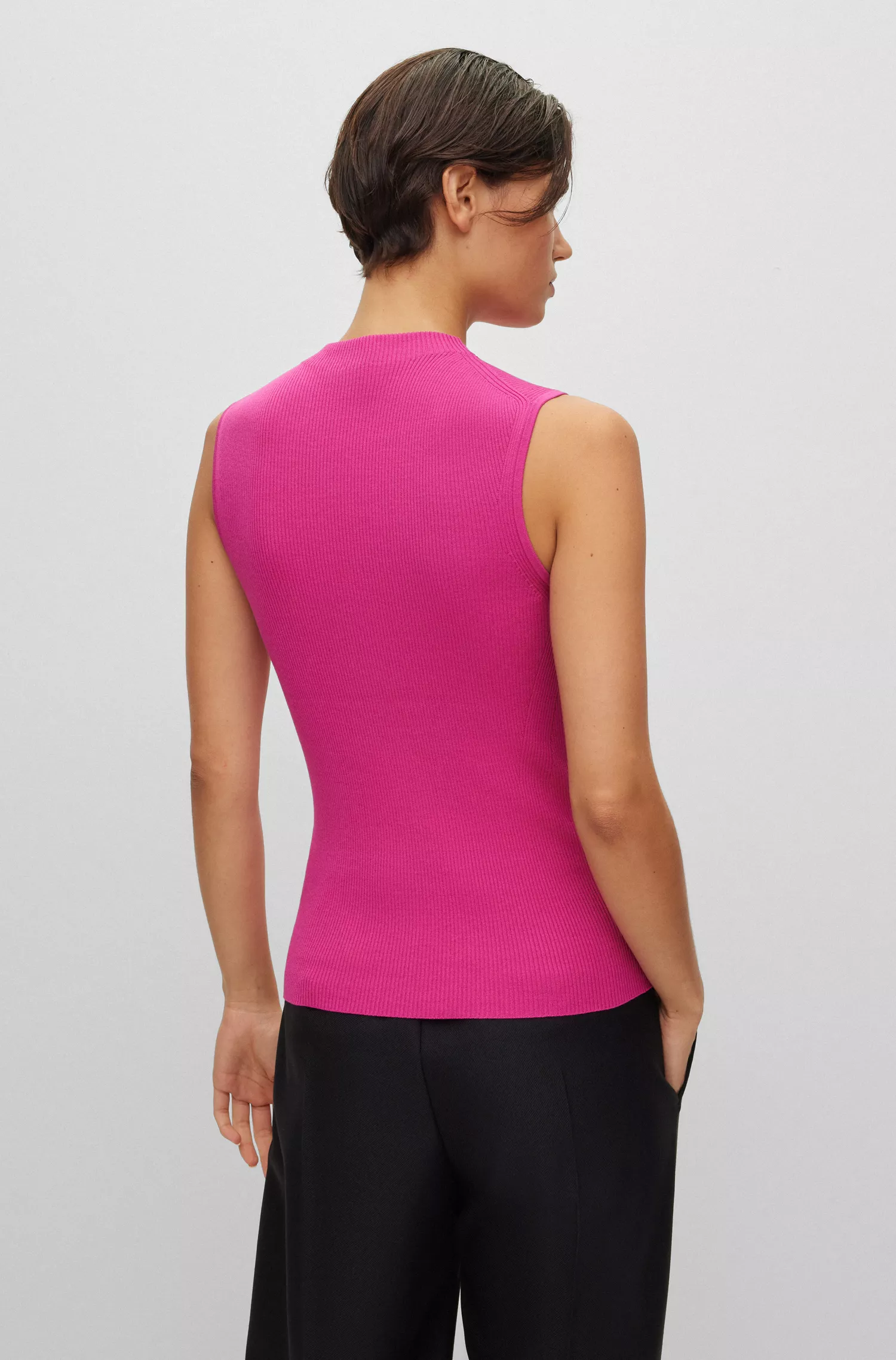 Blusa preta sem mangas com gola alta e textura canelada da BOSS.
