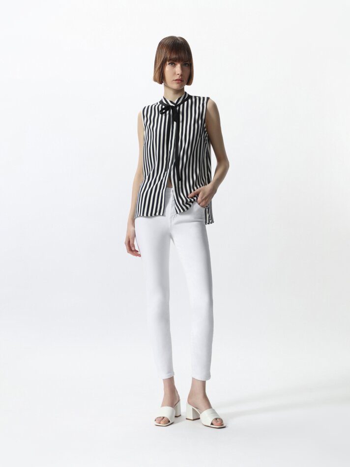 Camisa com gravata no pescoço - Preta/branca