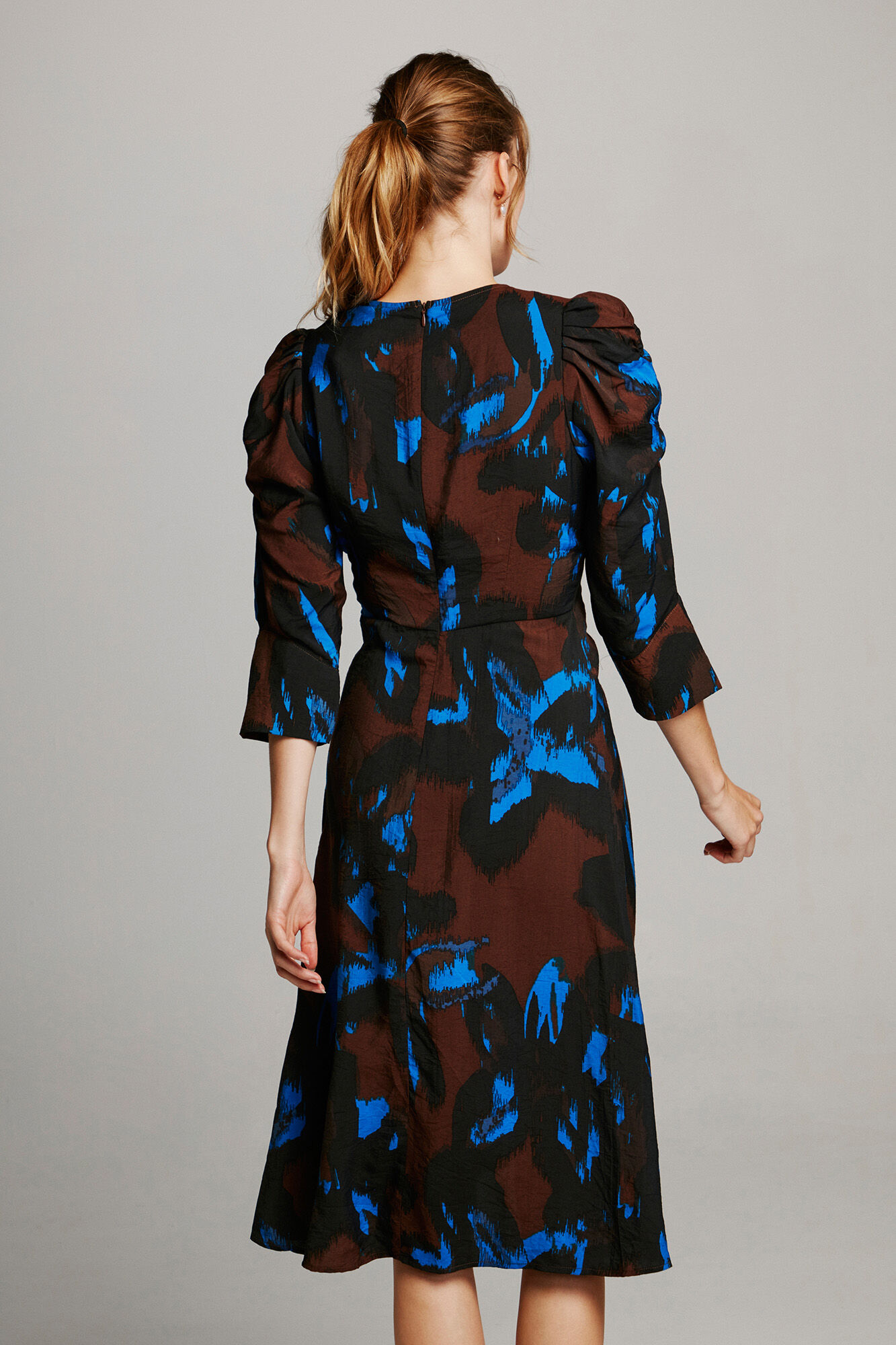 Vestido midi de mangas compridas