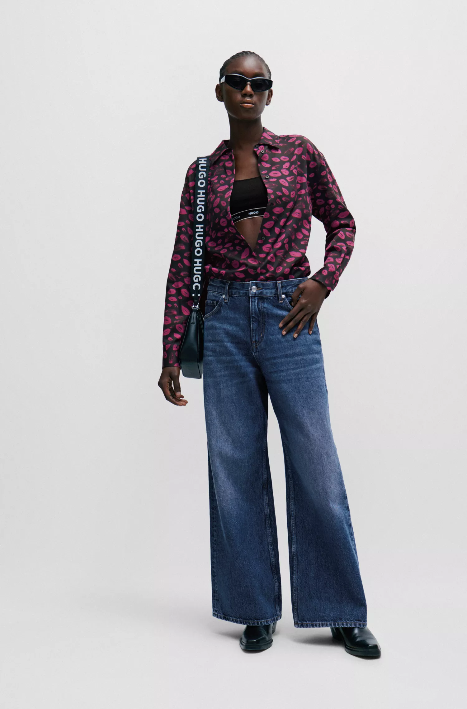 Blusa HUGO vermelha de modelagem ampla com estampa floral miúda de lábios.