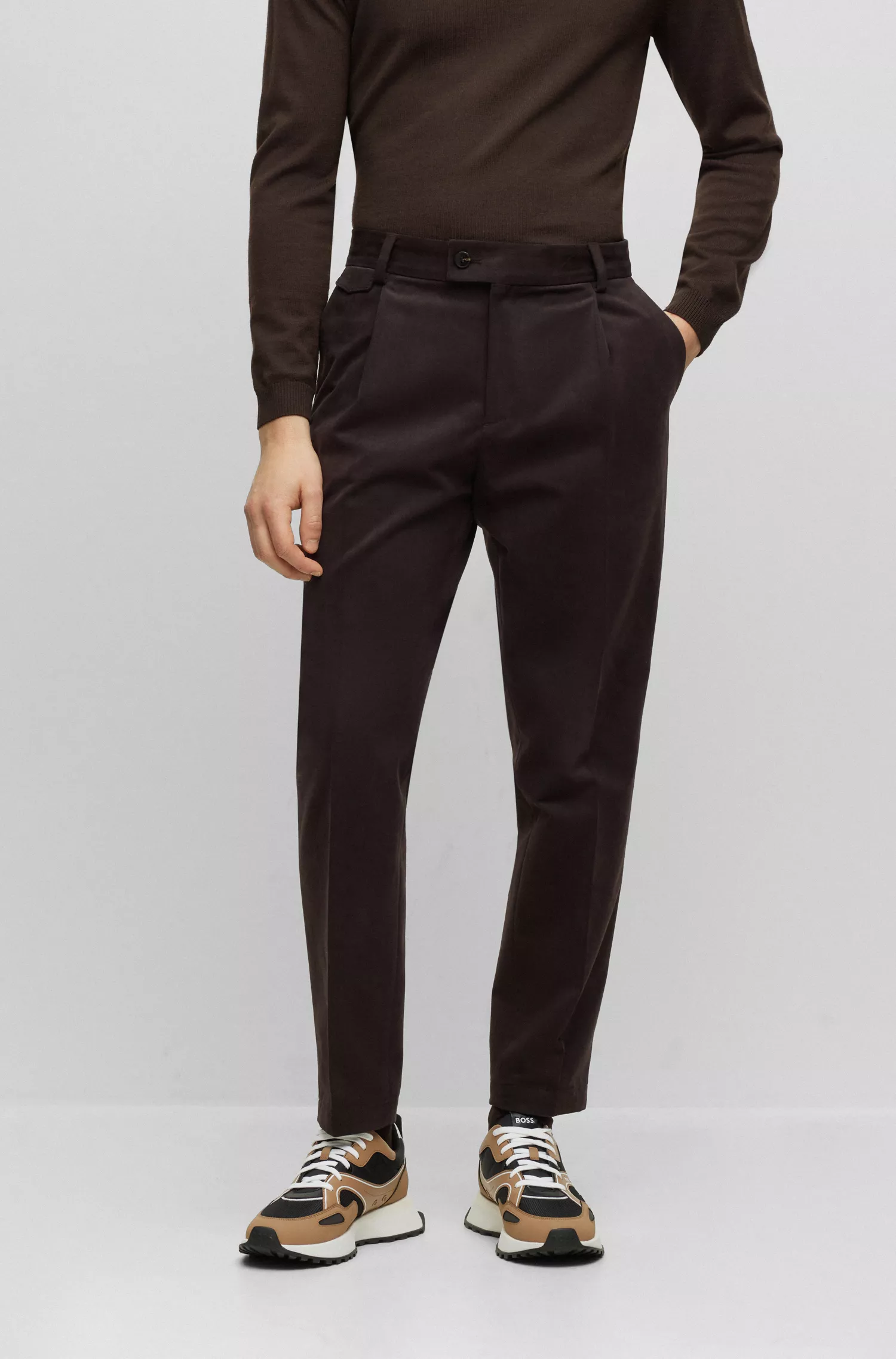 Calça BOSS Camel de corte afunilado em algodão com prega frontal.