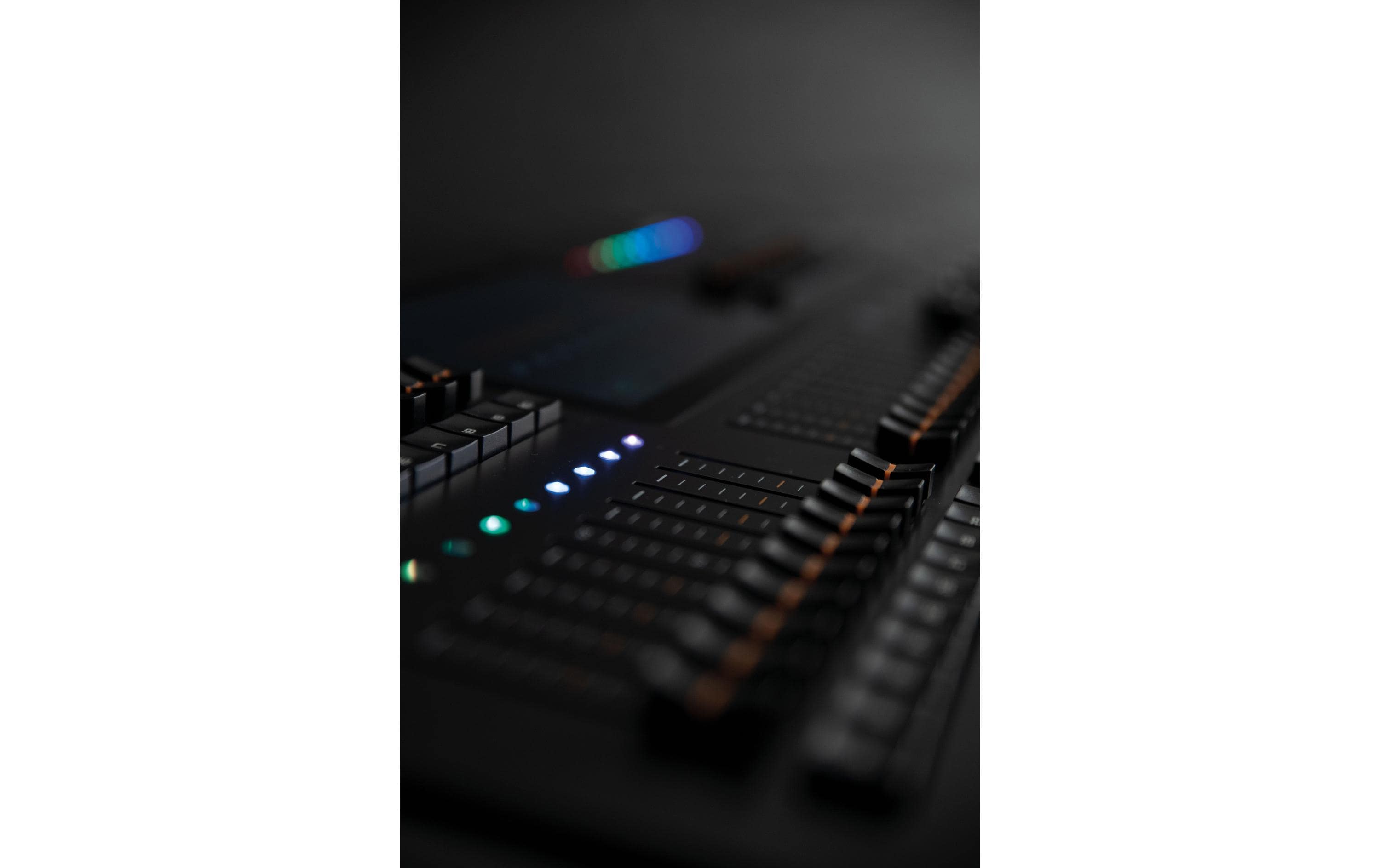 Lichtsteuerung LAMPY 40 2U<br>Voll ausgestattete 1024-Kanal-2-Universum-DMX-Konsole