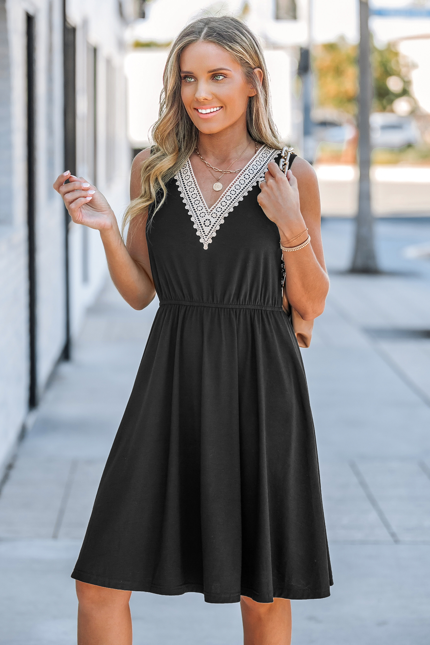 Robe mini trapèze noire avec col en dentelle
