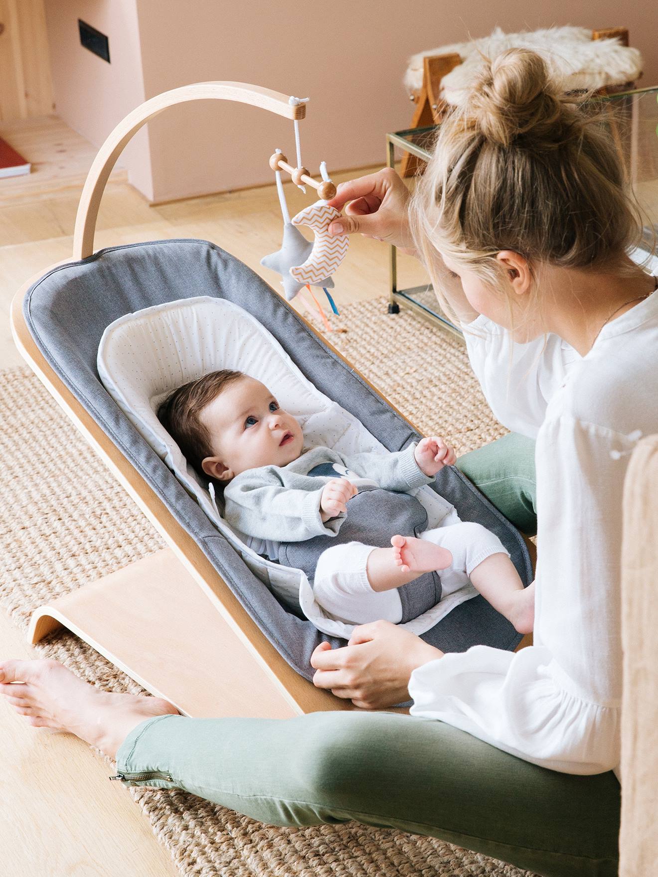 Rede de madeira lisa cinza claro Vertbaudet Babyrythm com movimento de balanço natural e motivos decorativos.