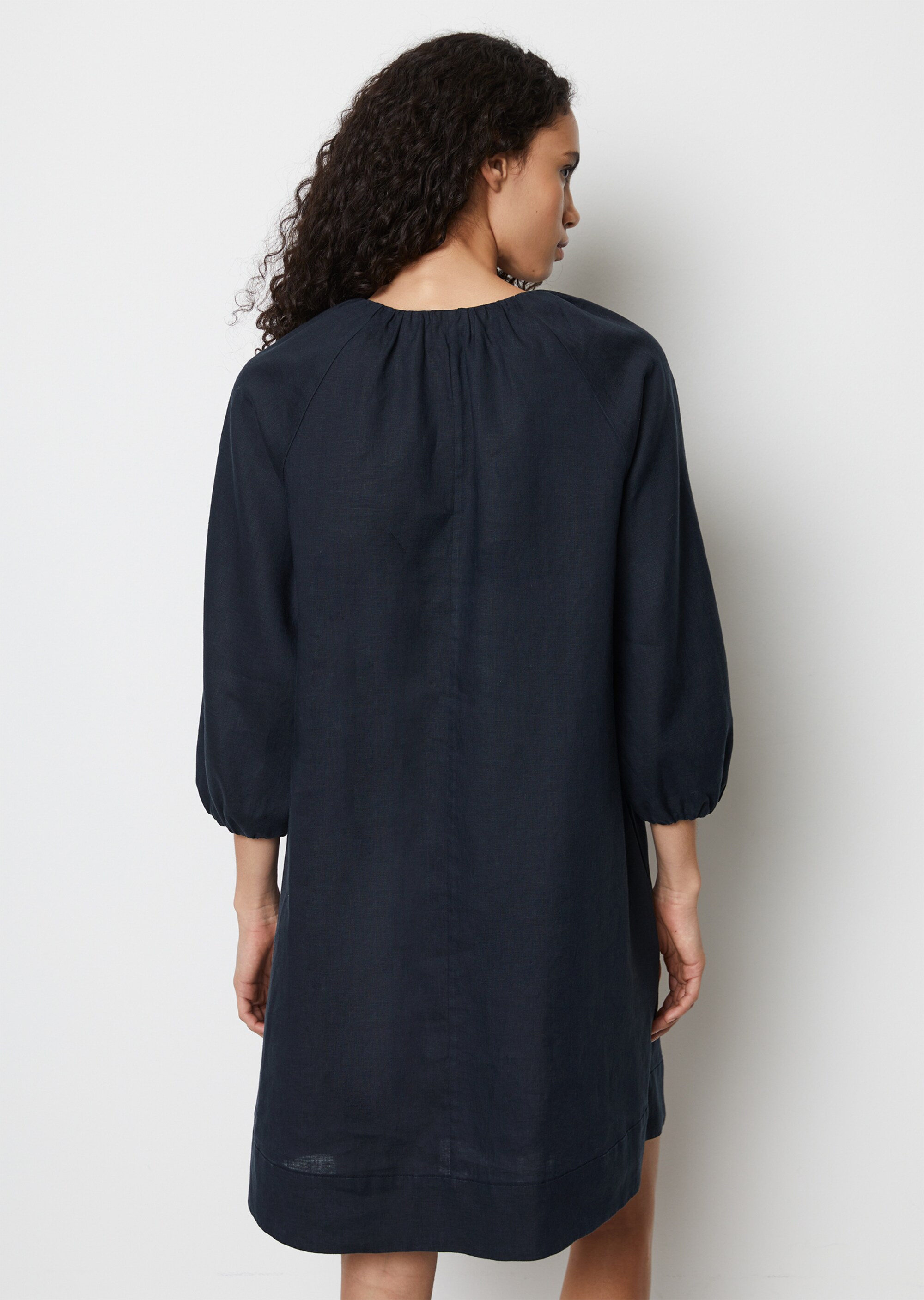 Kurzes Leinen-V-Neck-Kleid in A-Linie geschnitten