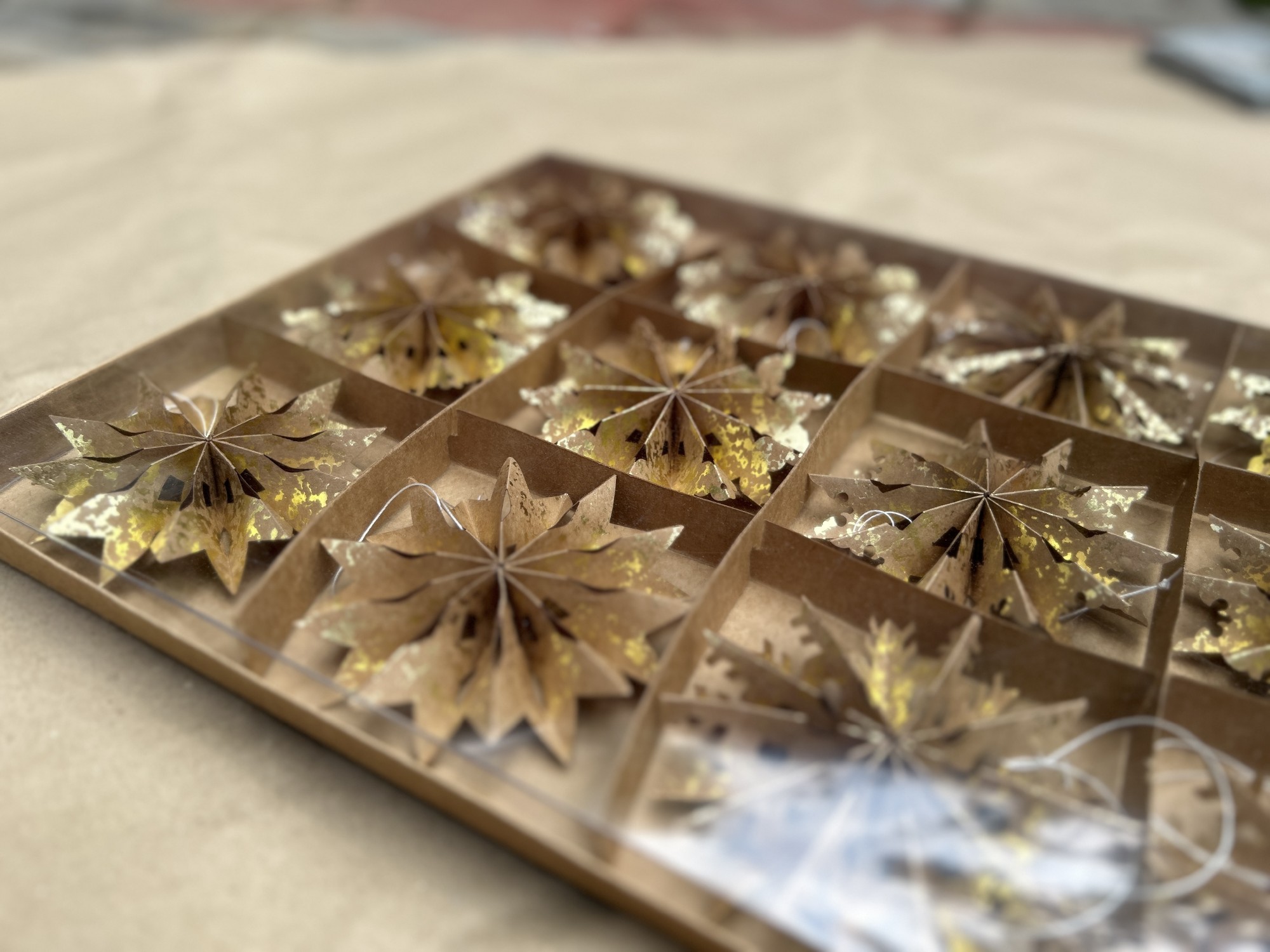 Weihnachtssterne aus Papier, 12 Stück, braun, gold, Ø 10 cm günstig bestellen