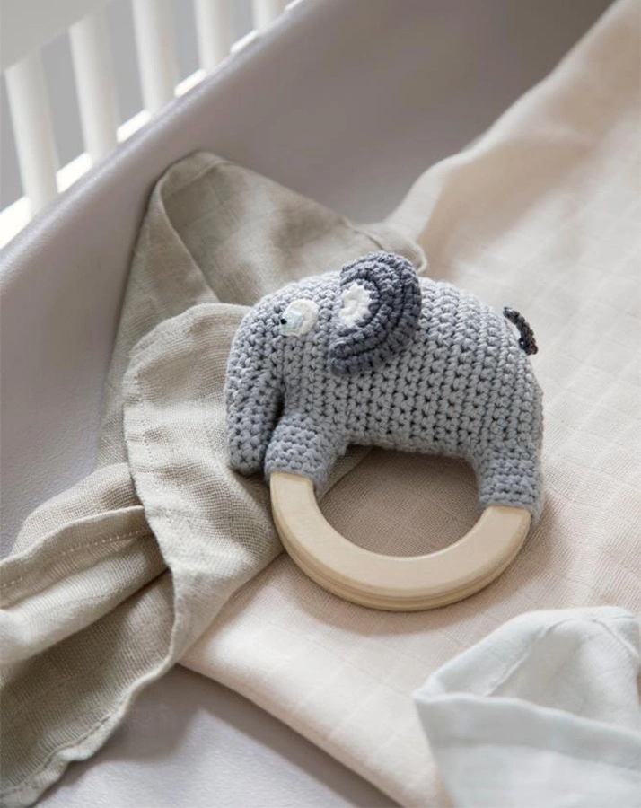 Häkel-Rassel FANTO DER ELEFANT mit Holzring in grau