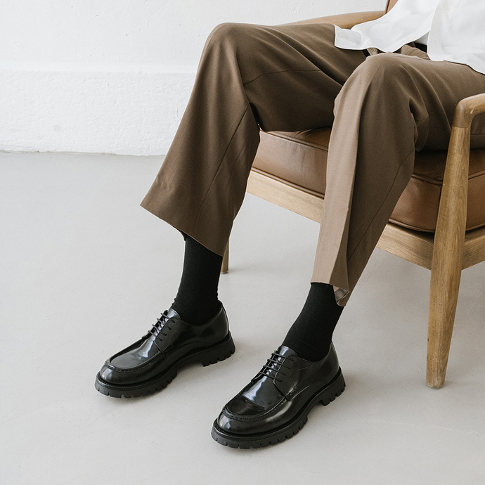 Derbies à lacets et semelles crantées  en cuir glacé noir