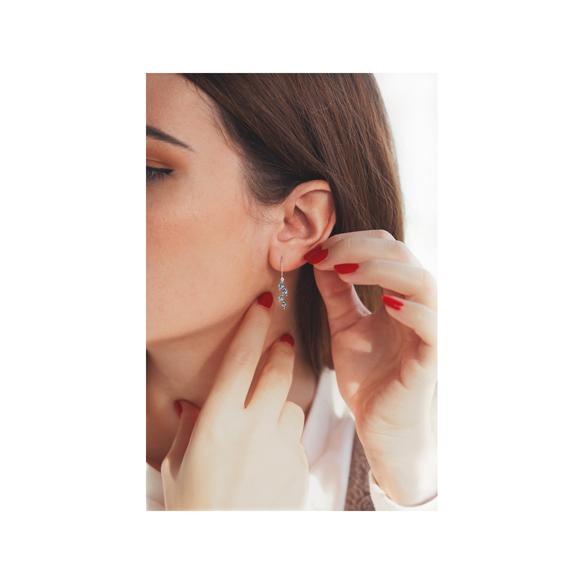 Boucles d'oreilles or blanc 375 pendants topazes bleues traitées et London Blue