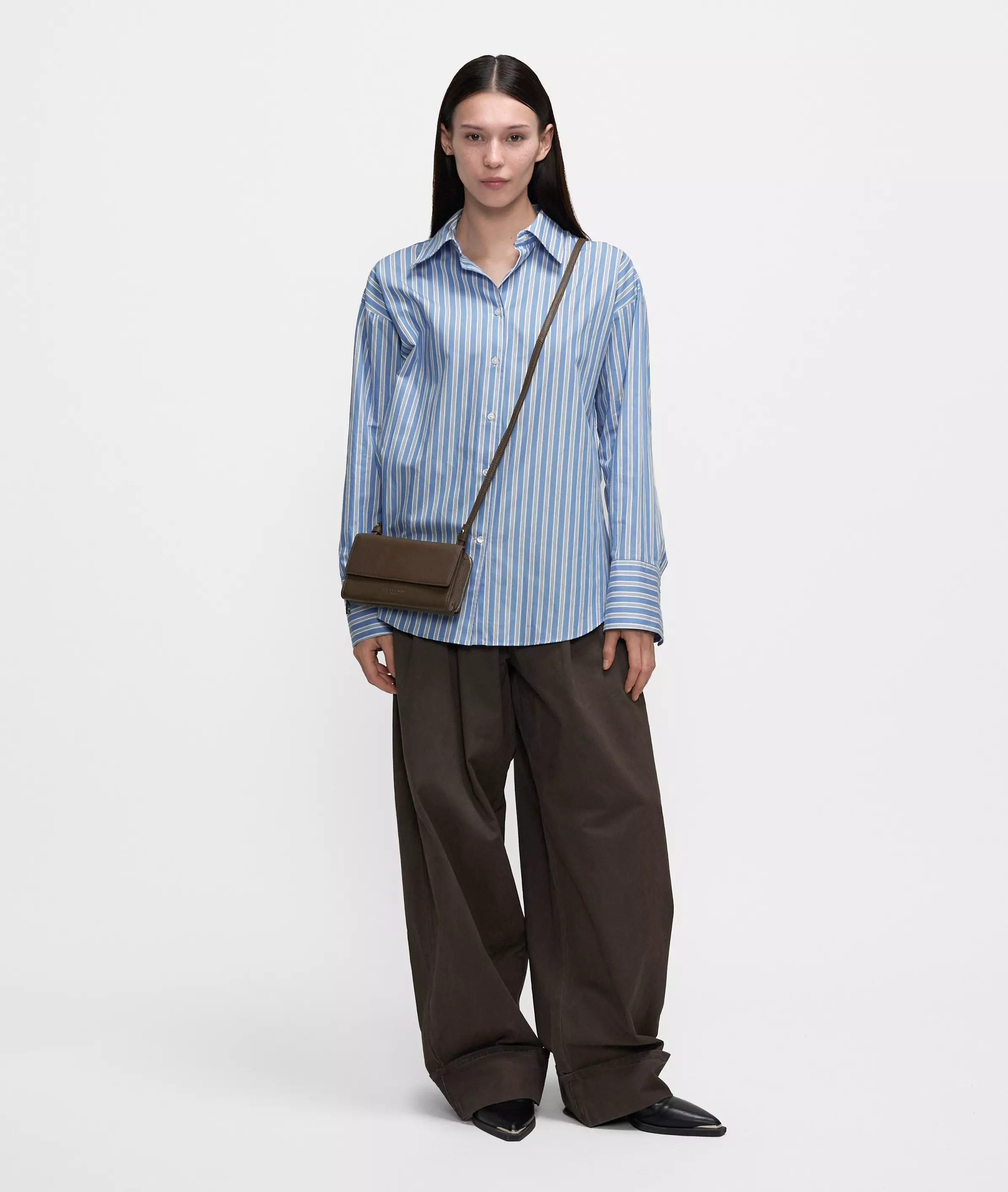 Isabelle Mobile Pouch Spacious pouch