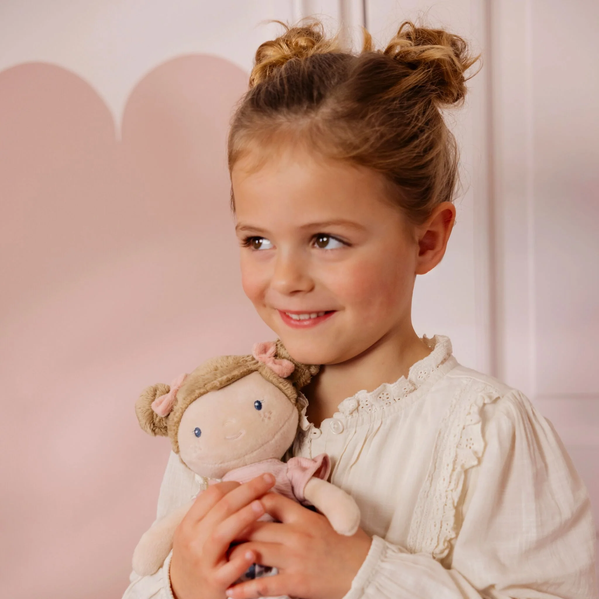Lieve knuffelpop Rosa met bloemenrokje – Zacht & uitnodigend