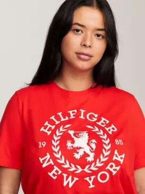 Camiseta Curve com gola redonda e bordado de brasão