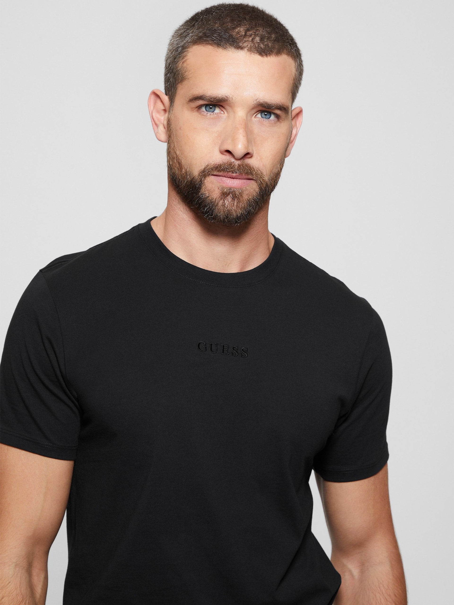 Camiseta com assinatura bordada