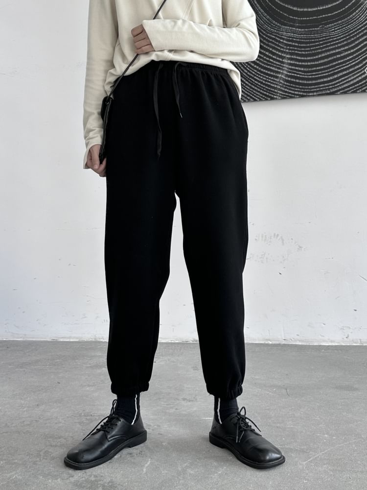 SIMPLE BLACK - Effen cropped harembroek met trekkoord in de taille