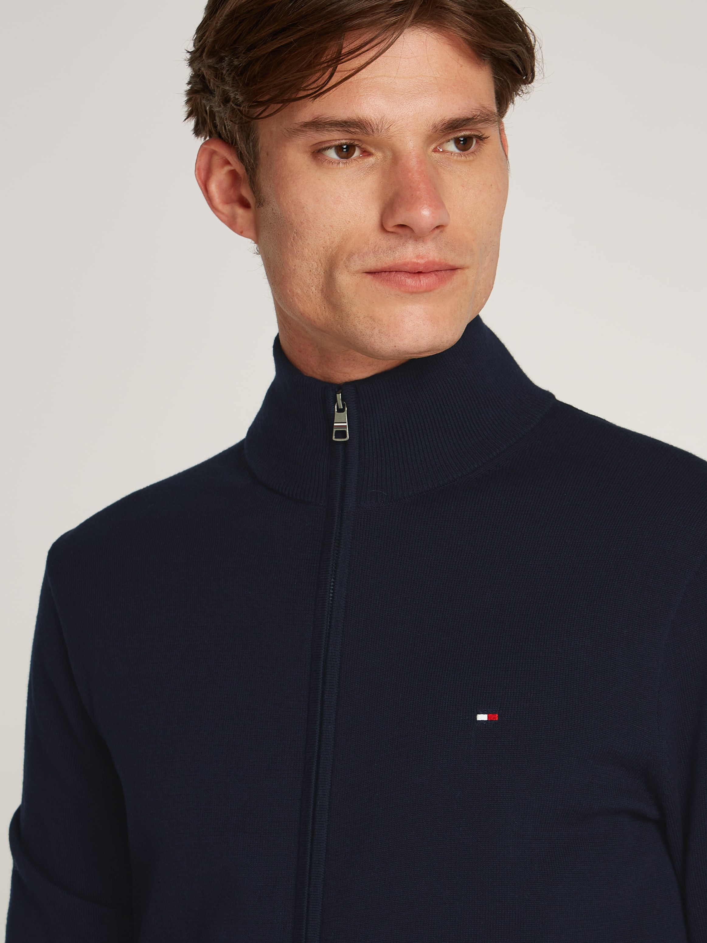 Tommy Hilfiger Strickjacke »ESSENTIAL COTTON ZIP THRU«, mit Logostickerei