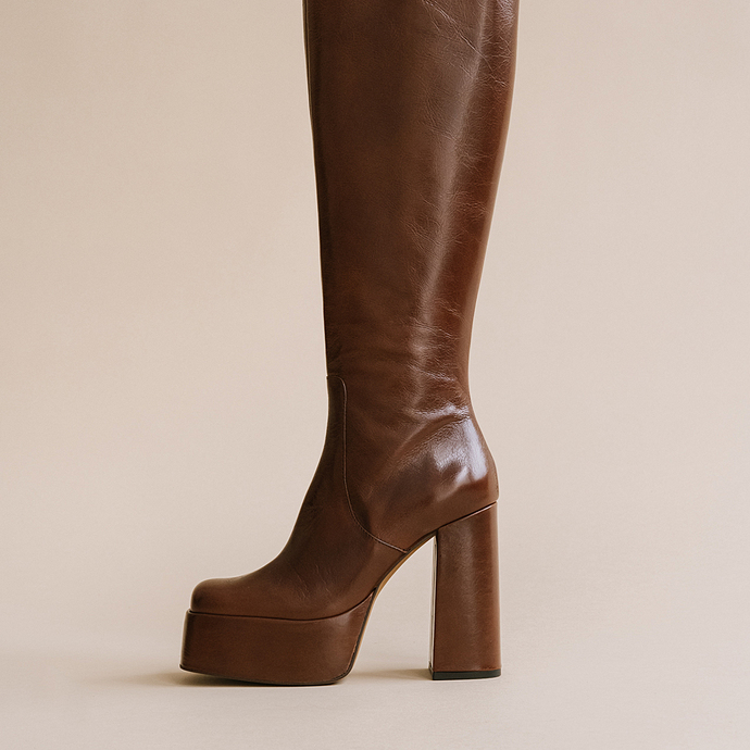 Bottes à plateformes et bouts ronds  en cuir vernis plissé marron