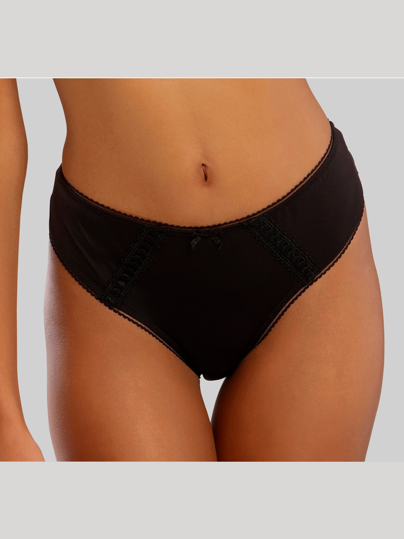 String féminin avec bordure en dentelle et nœud décoratif