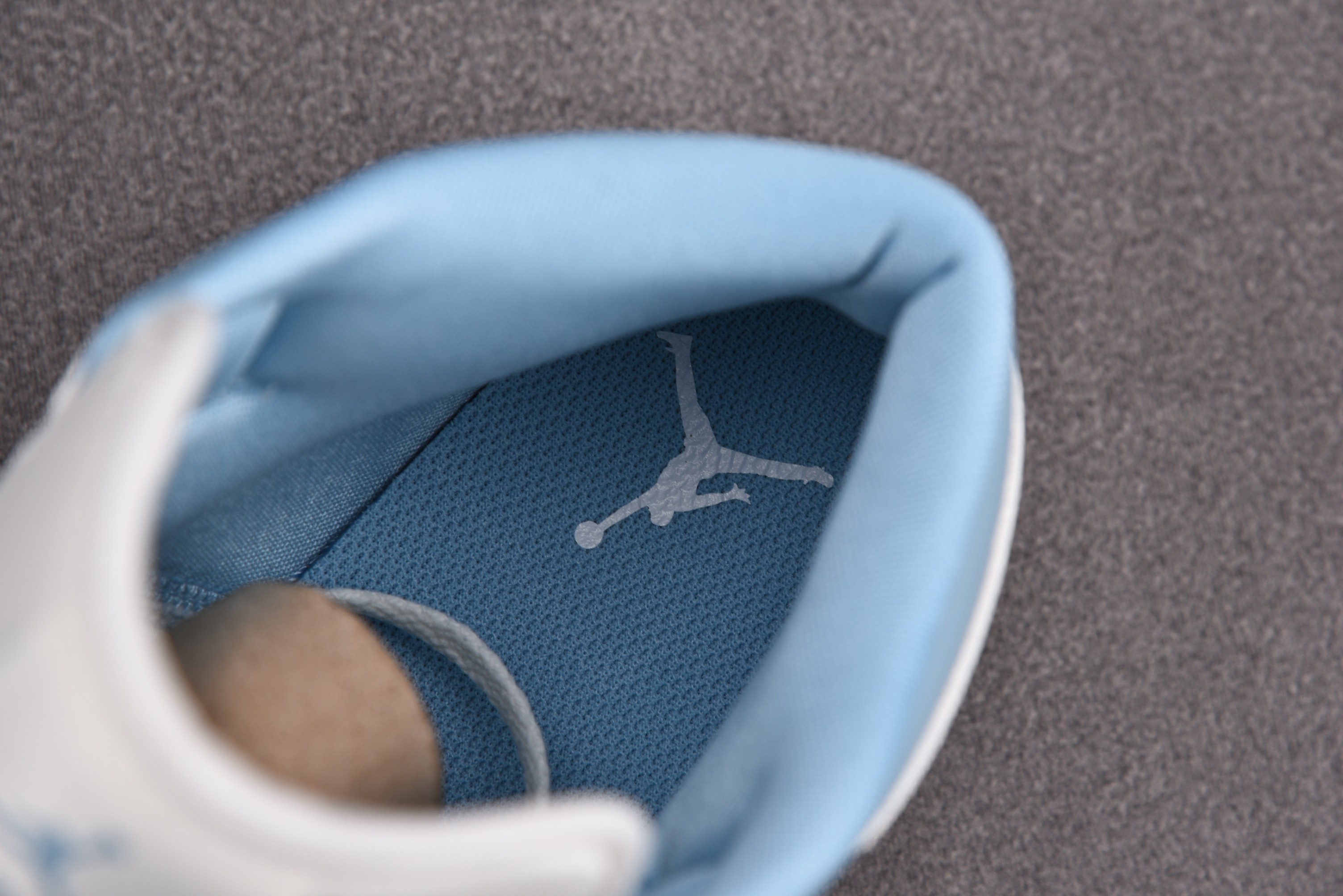 Jordan 1 Mid UNC (Women Size!!)