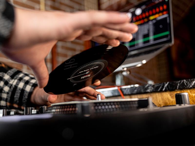 Hercules DJ-Controller DJControl Inpulse T7 Motorbetriebener DJ-Controller für ambitionierte DJs