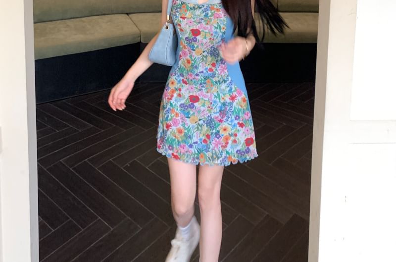 Flowerisque - Mini A-lijn jurk met spaghettibandjes en bloemenprint
