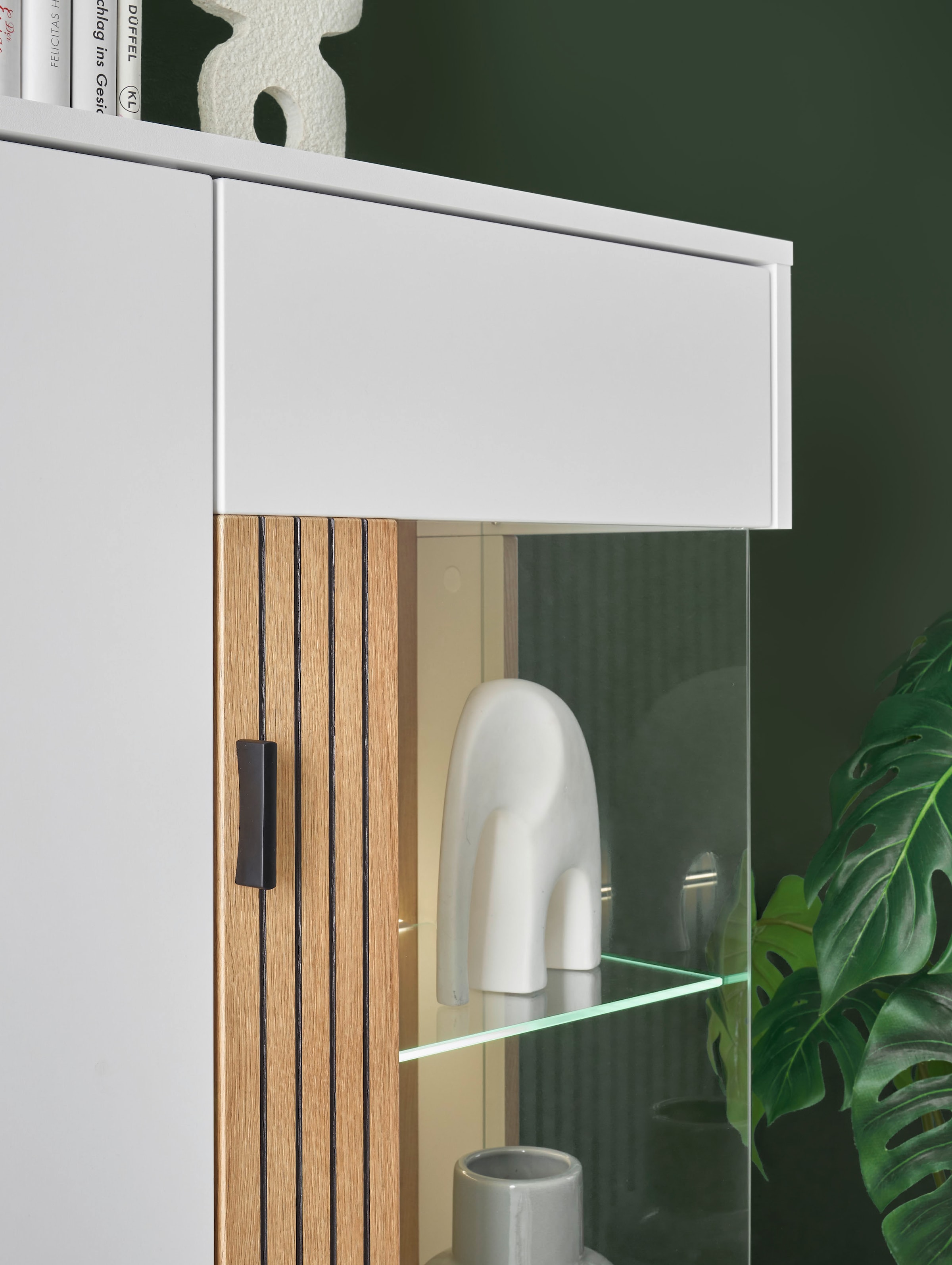 INOSIGN Vitrine »Hudson, Stauraumvitrine, Standvitrine« in moderner Trendfarbe, Griffe aus Metall (Schwarz), Höhe 125 cm