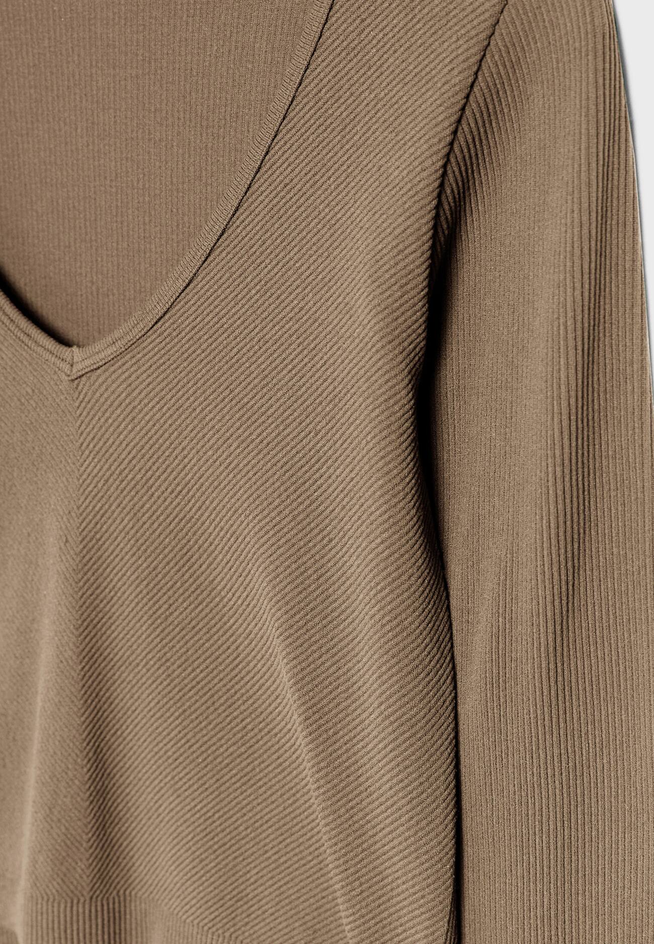 Camiseta sem costura com decote em V