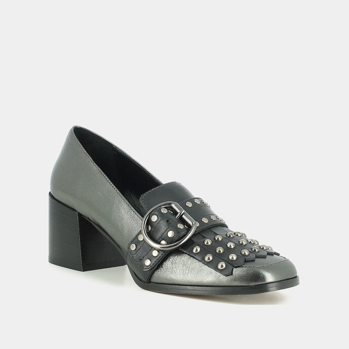 Mocassins à talons et pattes frangées  et cabochons en cuir métallisé acier