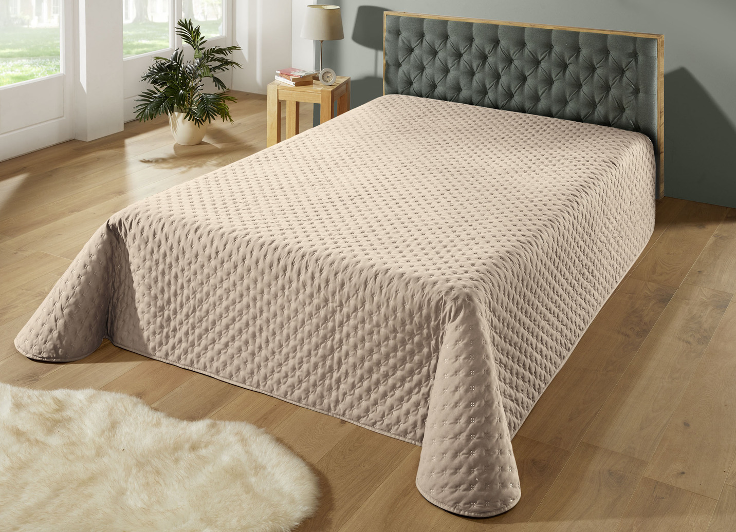 Stilsichere Tagesdecke mit Bandeinfassung