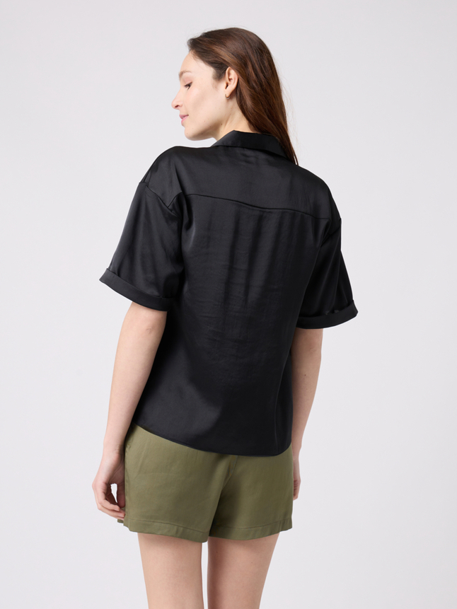 Chemise satinée manches courtes