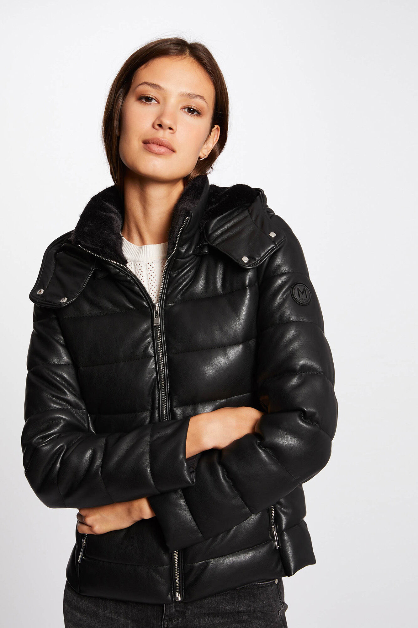 Jaqueta reta de plumas com capuz - Preta