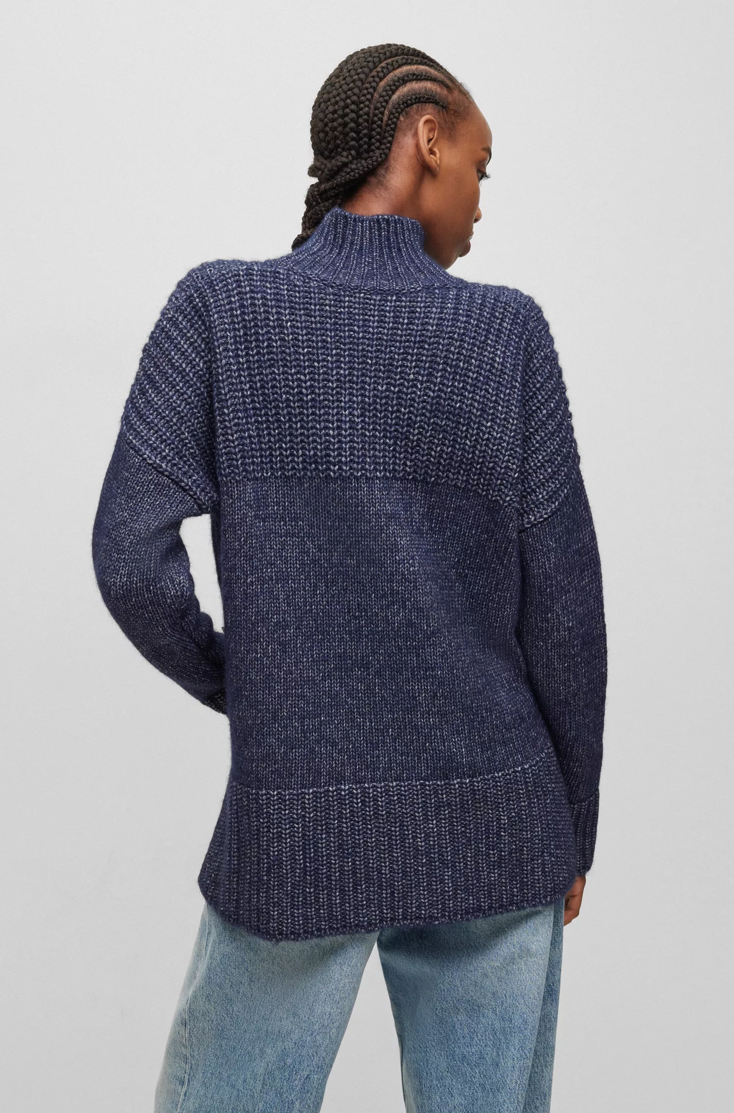 Suéter HUGO vermelho de modelagem oversized com texturas variadas.