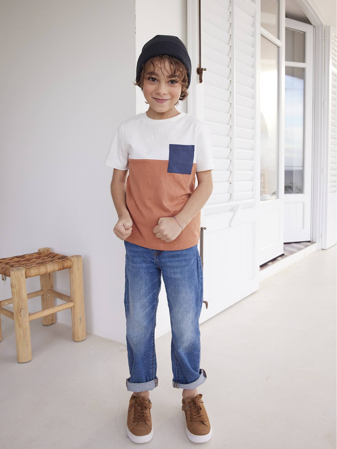 Camiseta infantil masculina de manga curta com blocos de cores, lisa na cor laranja média com estampas.