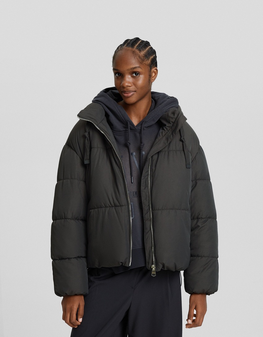 Jaqueta puffer oversized com capuz.