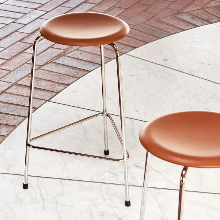 Fritz Hansen - High Dot Barhocker H 65 cm, Leder walnuss / Untergestell Chrom