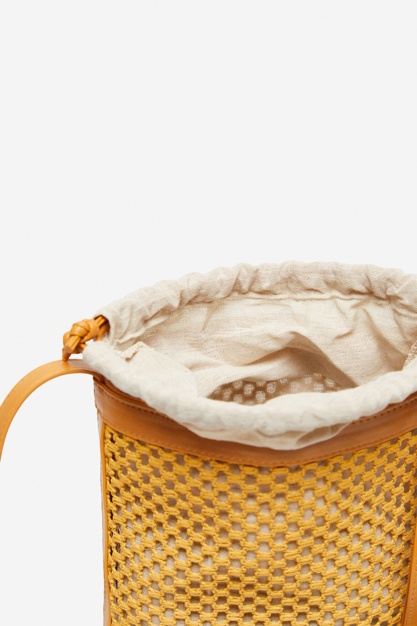 Bolsa tipo cubo trançada - Amarela