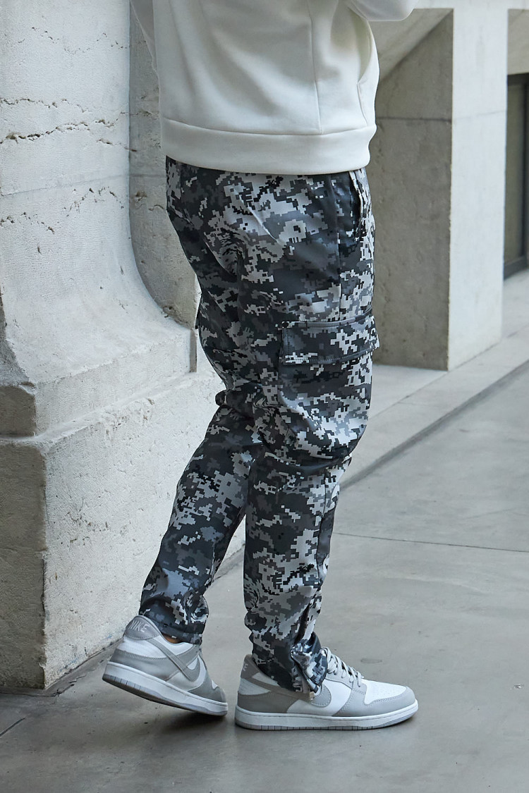 Pantalon de jogging cargo camouflage pixel gris