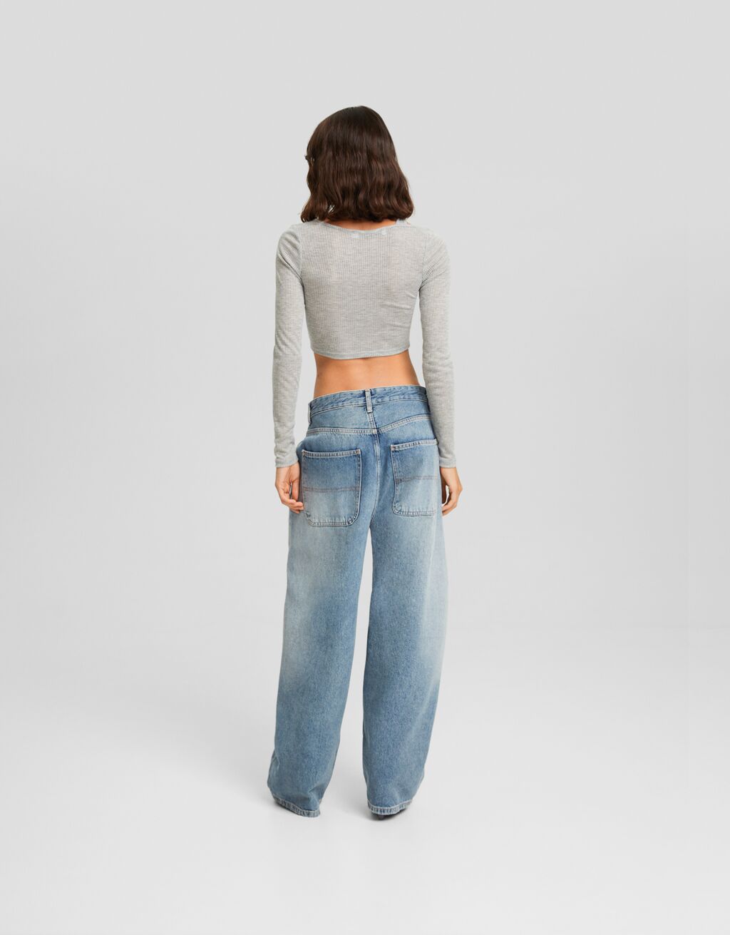 calça jeans estilo skater com efeito desbotado