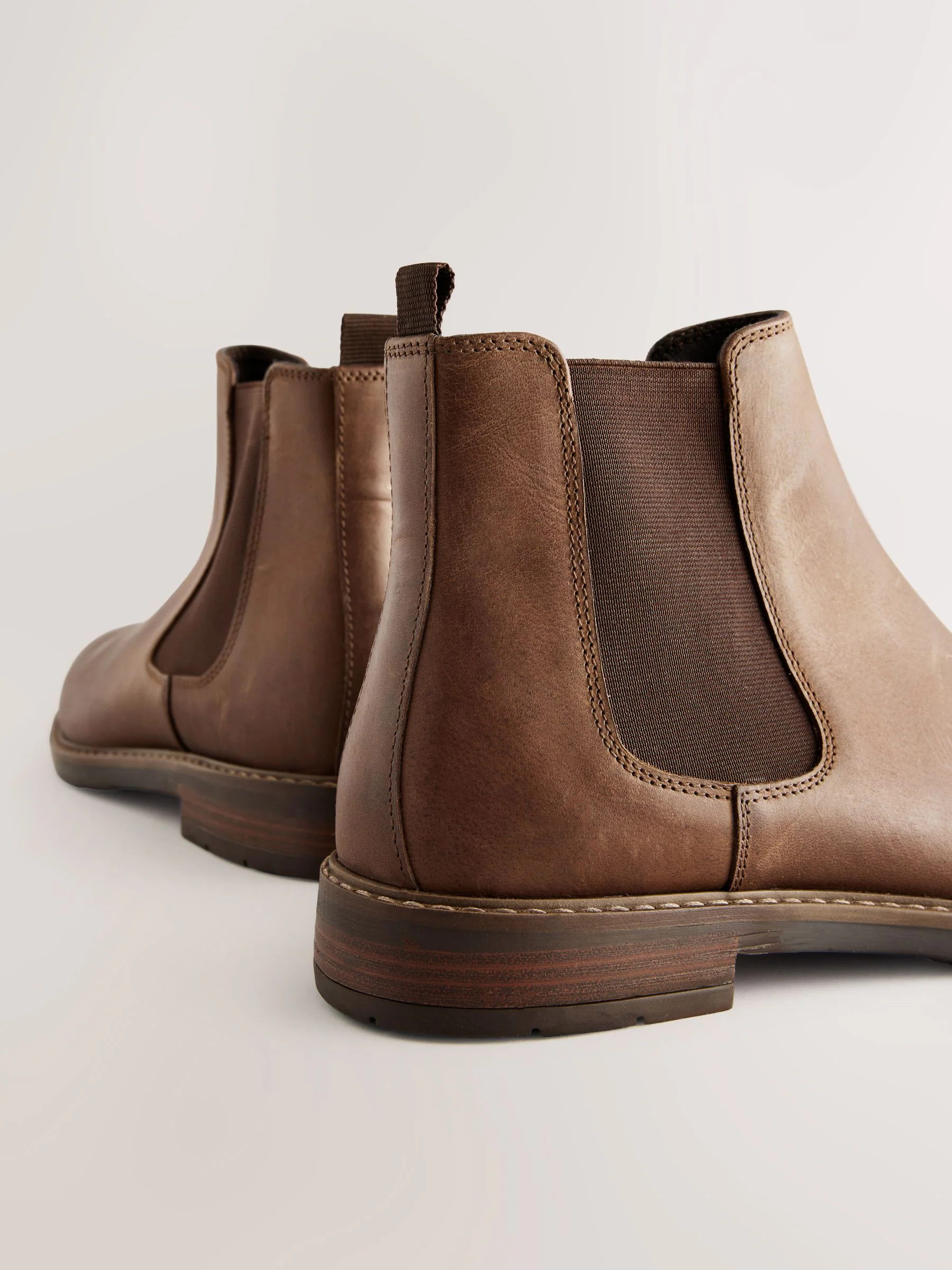 Bruin - Waxy Leather Chelsea Boots
