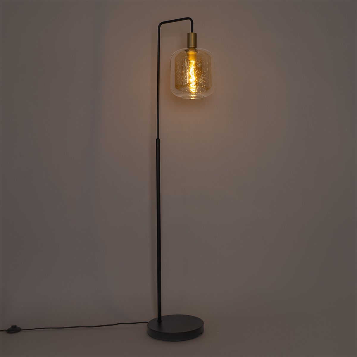 Smart vloerlamp zwart met messing en amber glas incl. Wifi G95 - Zuzanna