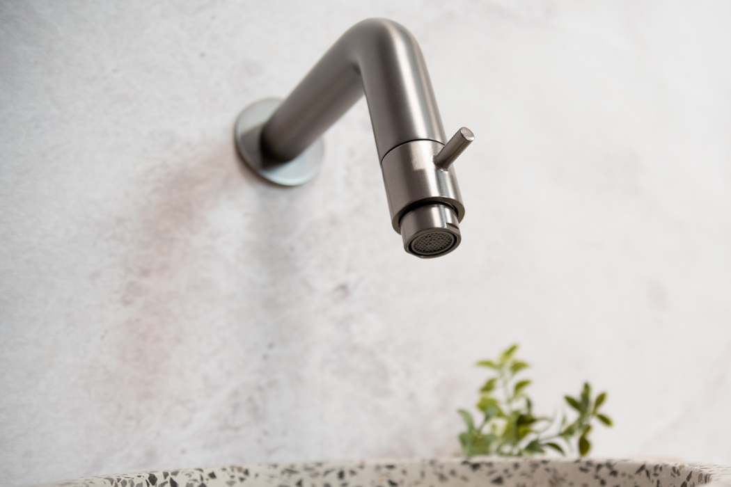 Saniclear Baru fonteinset met eiken plank, zwart-witte terrazzo waskom en verouderd ijzer kraan voor in het toilet