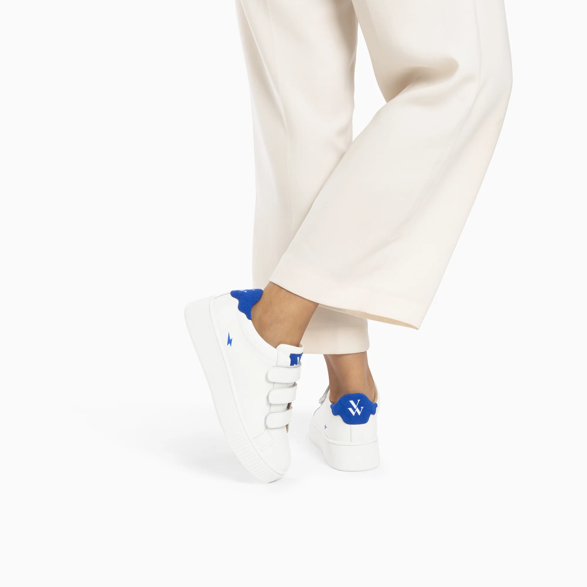 Sneakers-Baskets mini éclair Solange blanc et bleu à scratchs