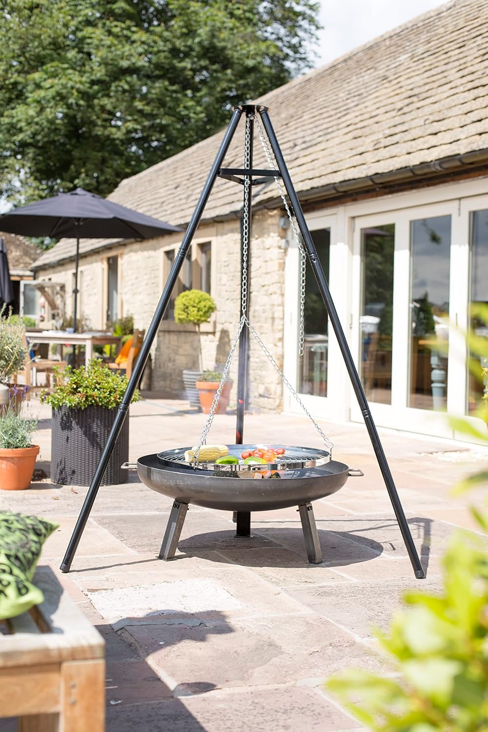La Hacienda Dreibein mit Grillrost 172 cm - Stativ Feuerschale - Feuerstelle Outdoor & Feuertonne - Dreibein mit Grillrost aus hochwertigem Stahl