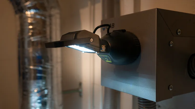 (1300Lumen) WORKLIGHT 16W Akku Arbeitsleuchte LED Handscheinwerfer Flutlicht Strahler mit 4 Magnethalter IP65 (65 00162) - Schwarz