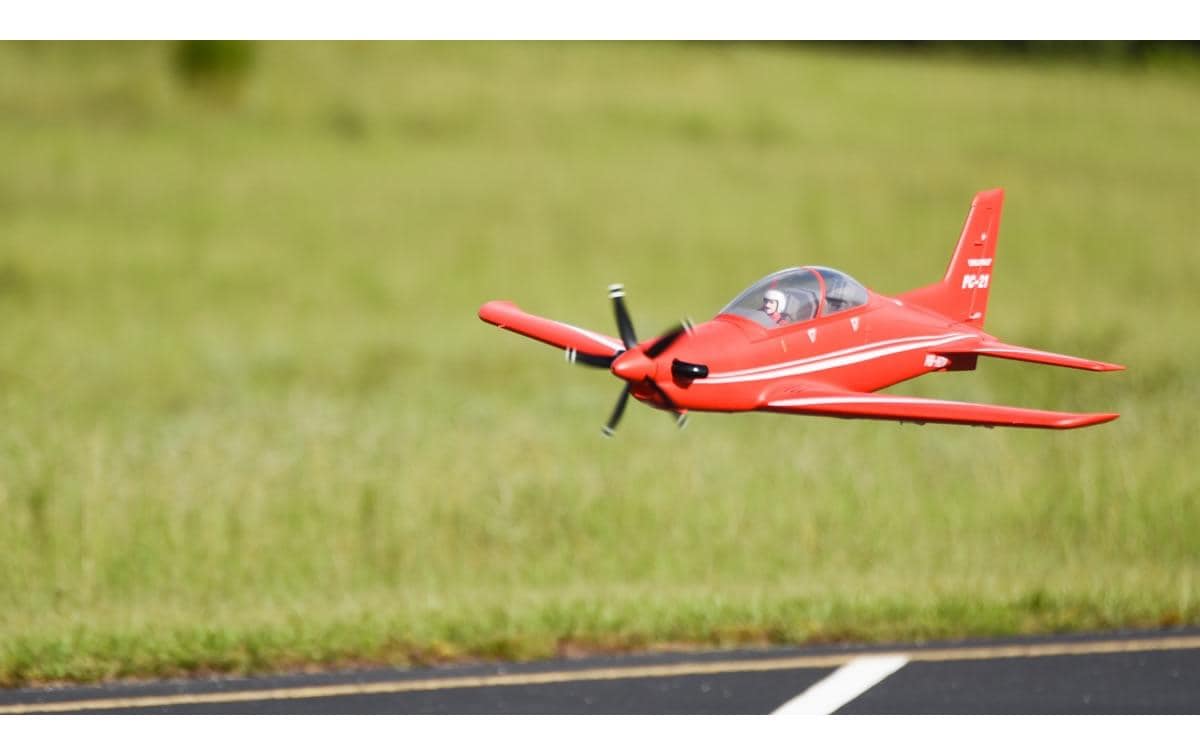 Motorflugzeug Pilatus PC-21 1100 mm PNP<br>Tiefdecker Flugmodell mit Einzeihfahrwerk