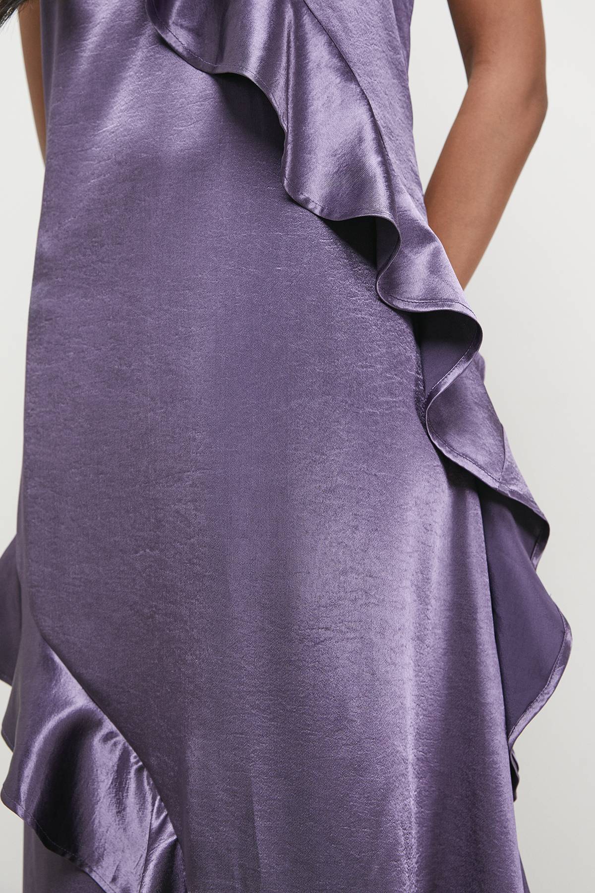 Warehouse (S) Robe Nuisette Midi Métallisée en Satin avec Volants et Décolleté Haut