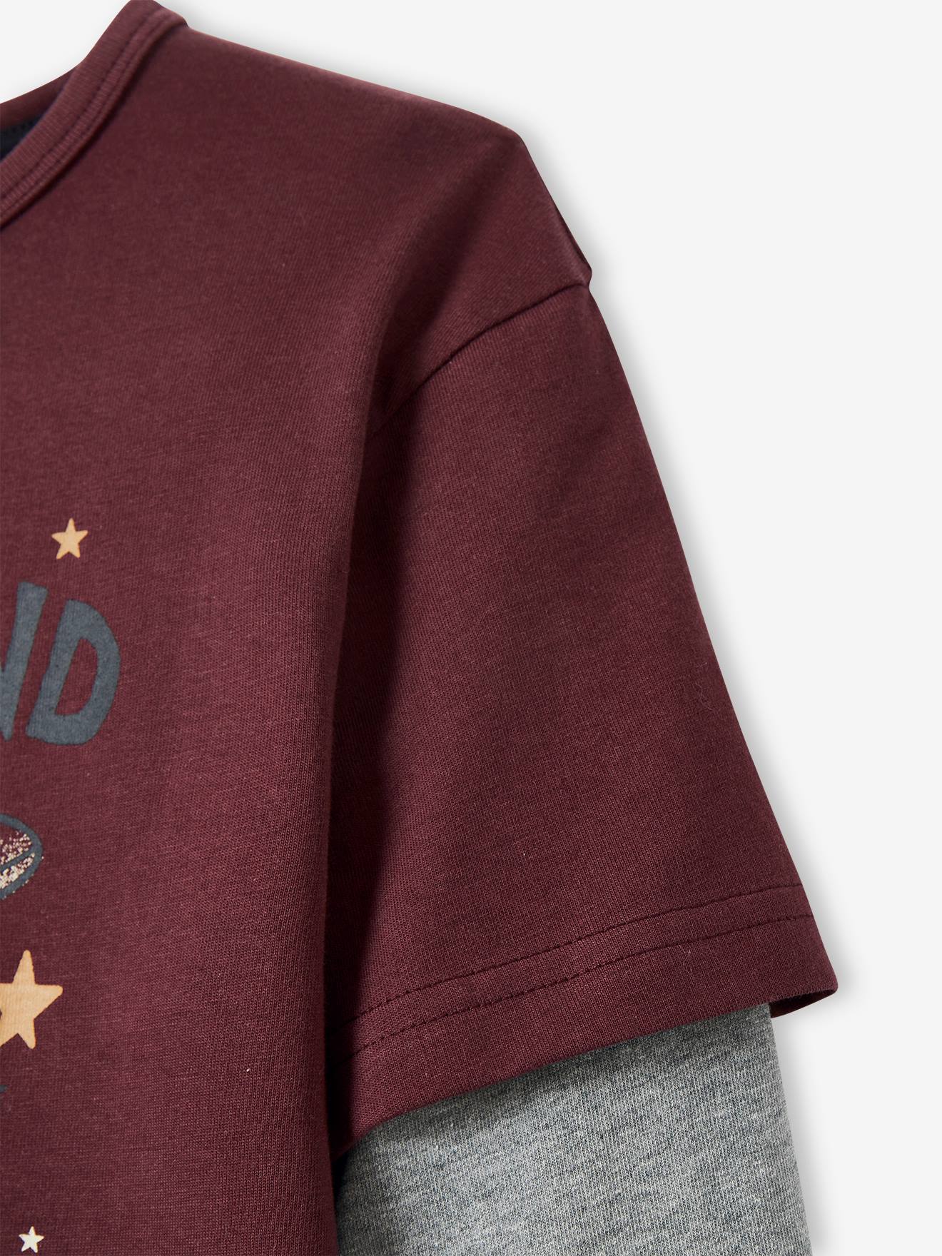 Camiseta 2 em 1, lisa, azul-escura, com estampas de menino.