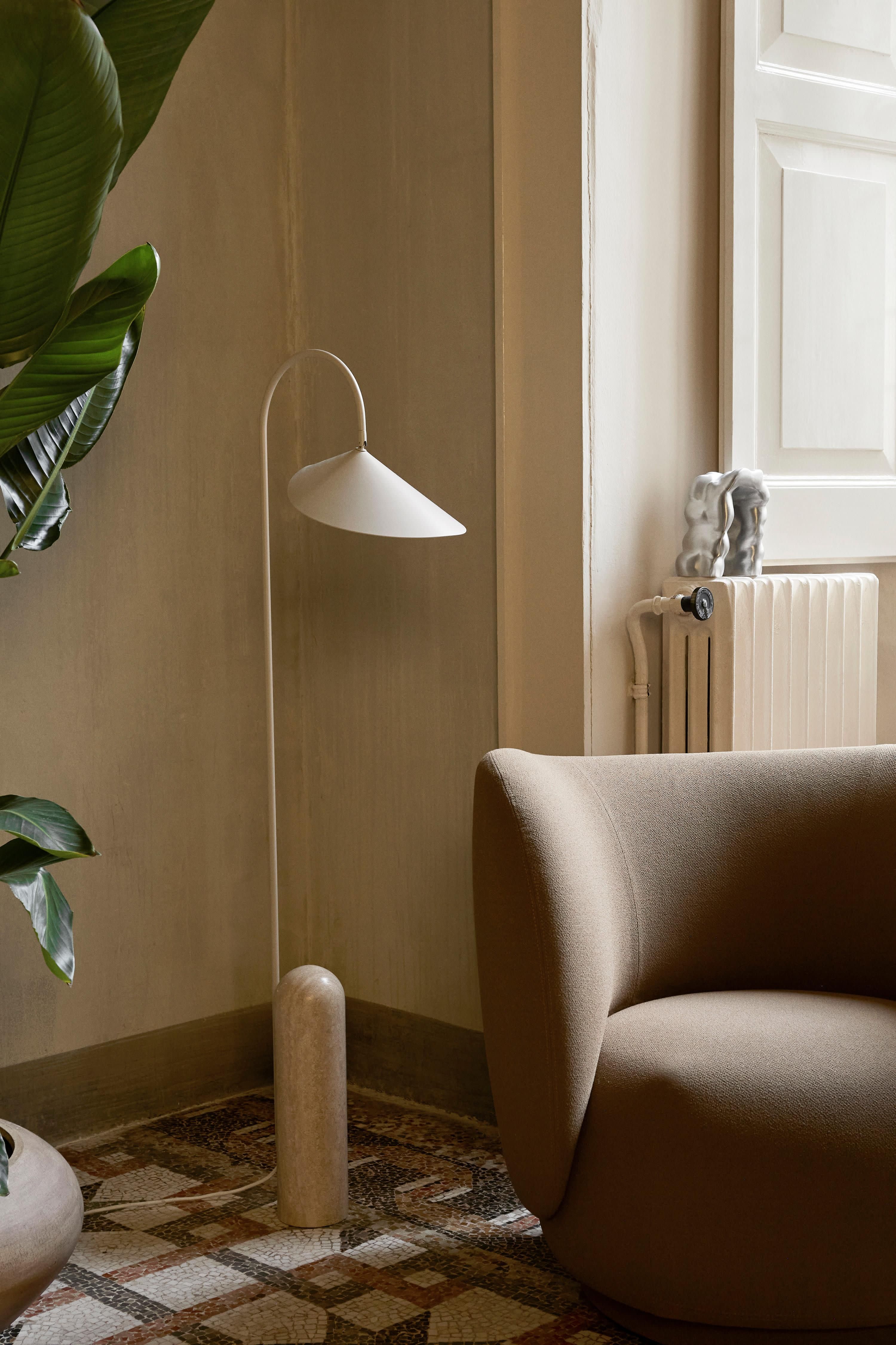 Vloerlamp Arum met travertin voet, verstelbaar