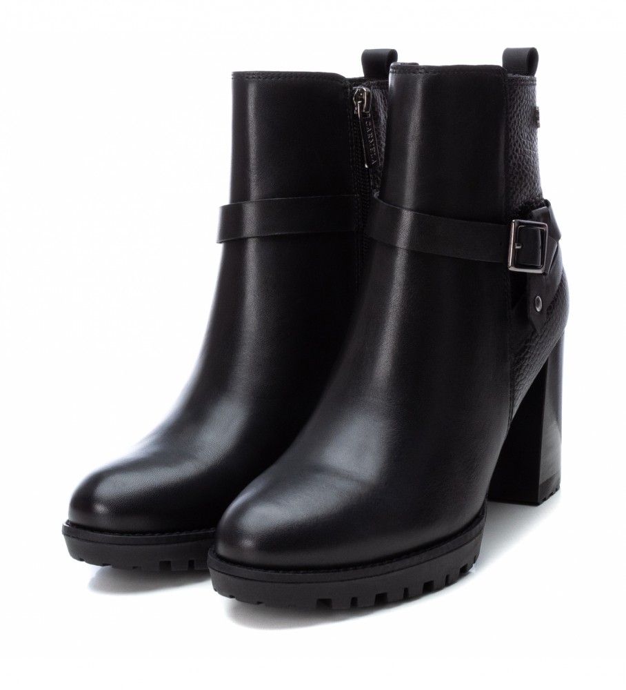 Botas de cano curto Carmela em couro preto, modelo 160056 - Altura do salto: 8 cm -