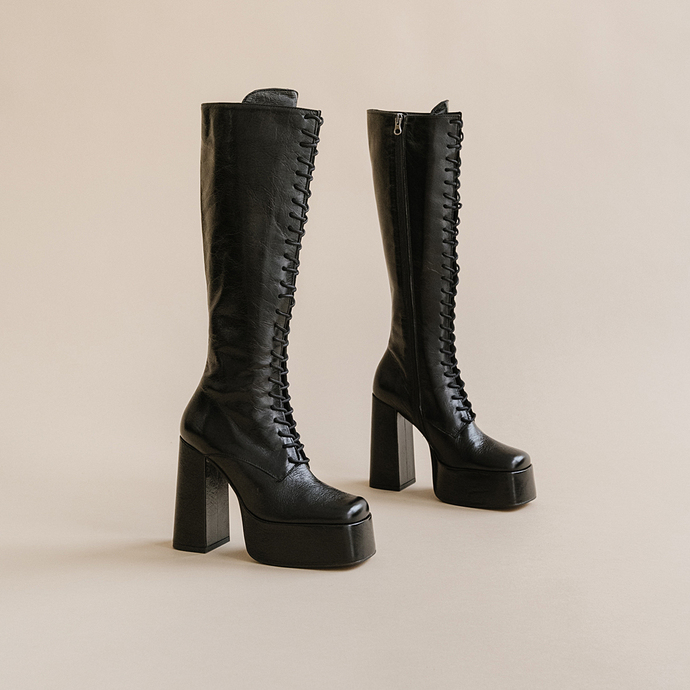 Bottes à plateformes et lacets  en cuir vieilli noir